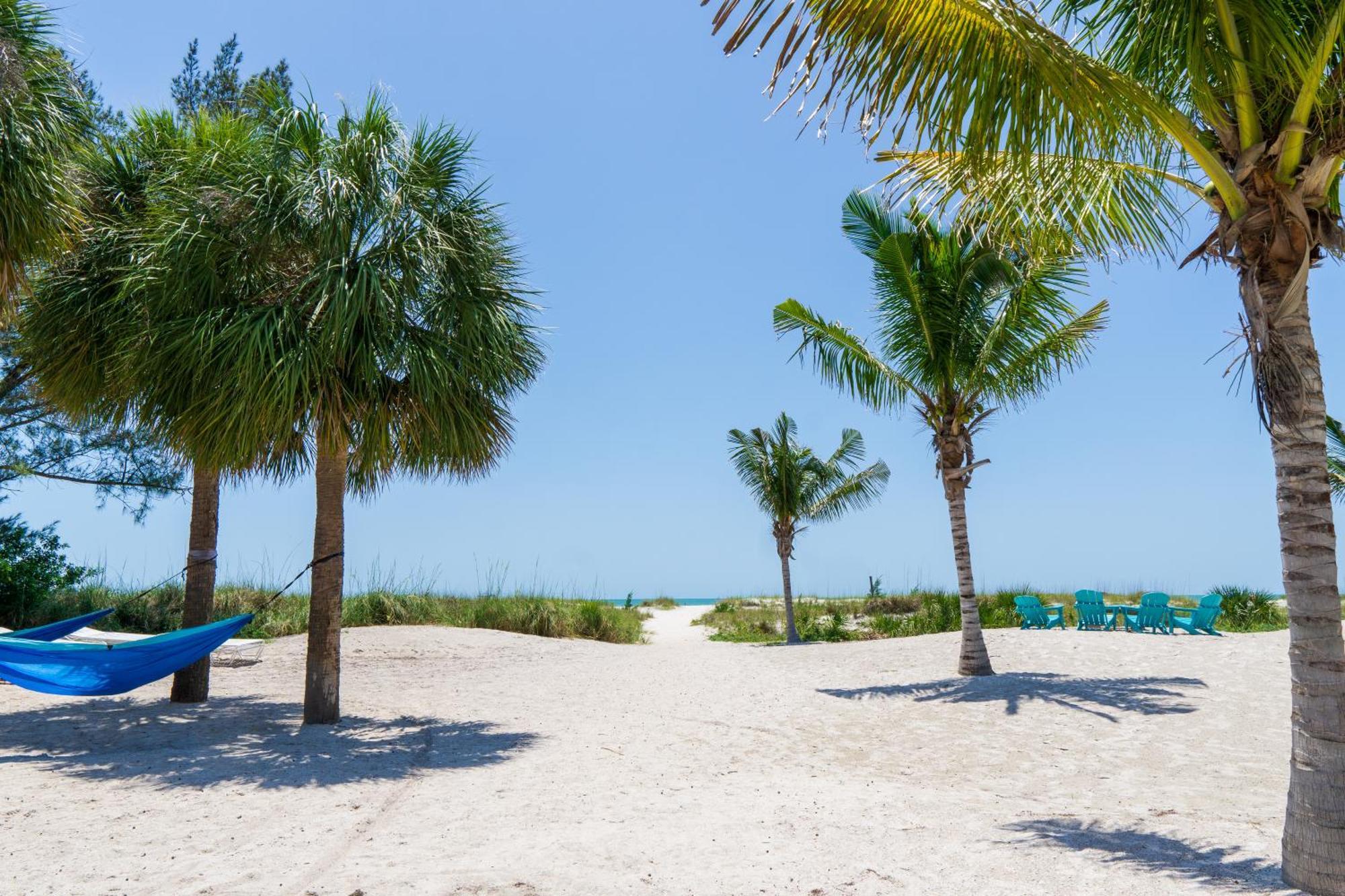 The Molloy - Treasure Island Suites & Cottages St. Pete Beach Bagian luar foto