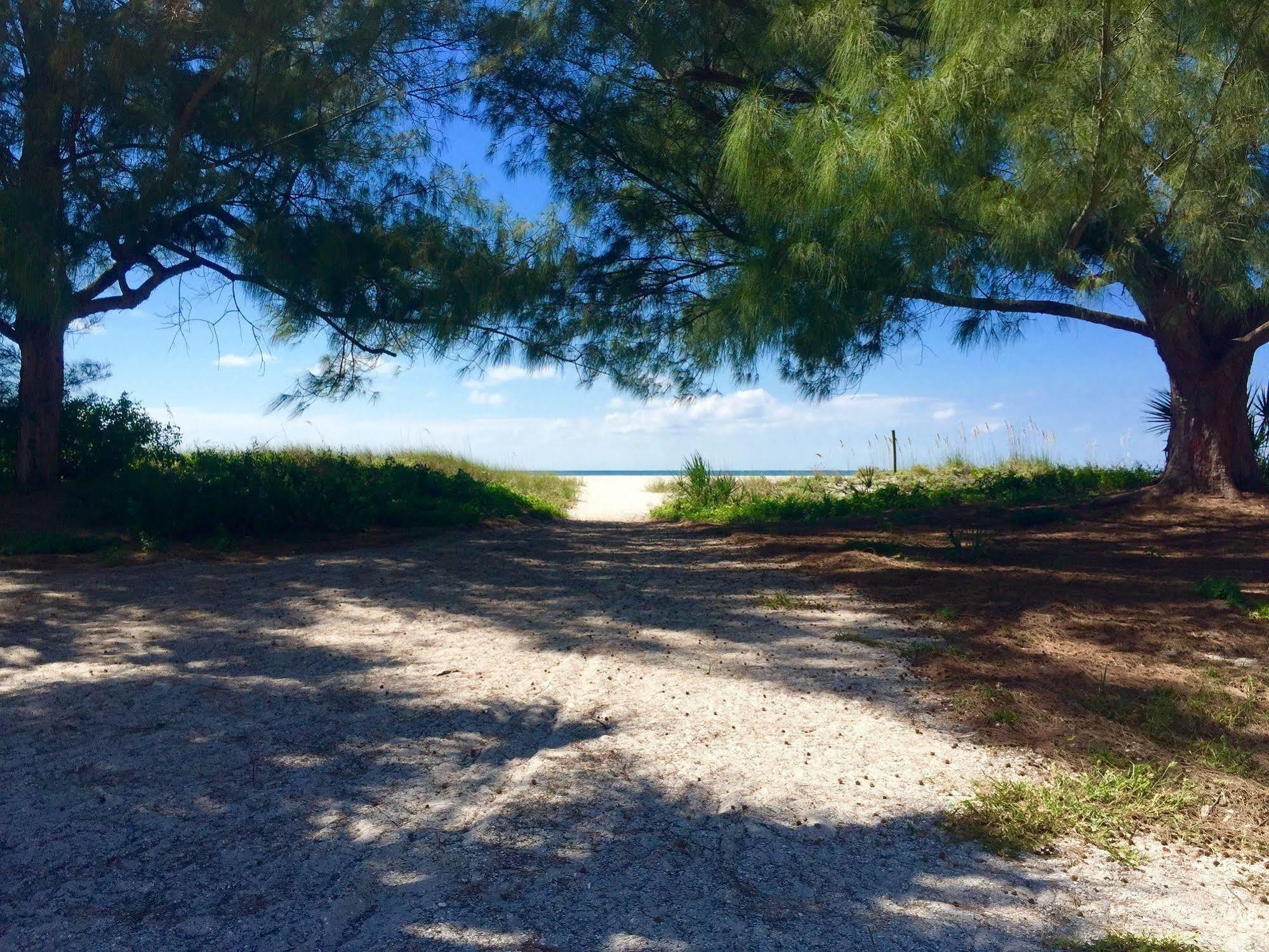The Molloy - Treasure Island Suites & Cottages St. Pete Beach Bagian luar foto